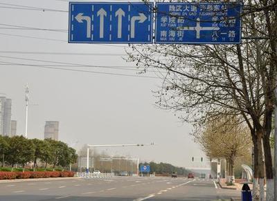 交通标牌和标线到底哪个对?