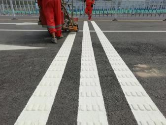 道路交通标识与路面工程 保障交通安全的关键要素